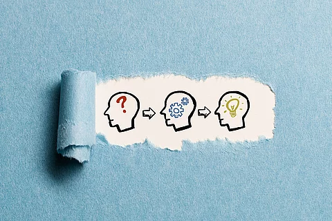 Illustration von drei Köpfen im Profil.