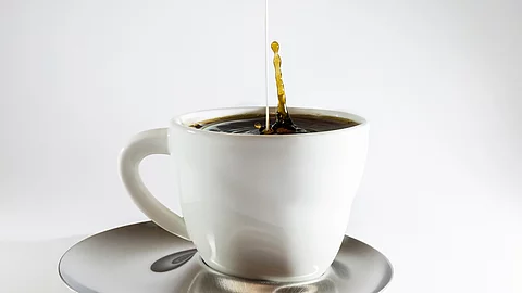 Tasse mit Kaffee auf Silbertablett