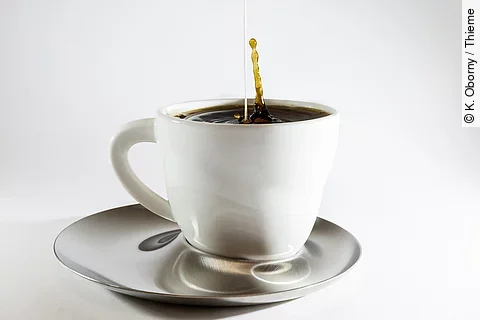 Tasse mit Kaffee auf Silbertablett