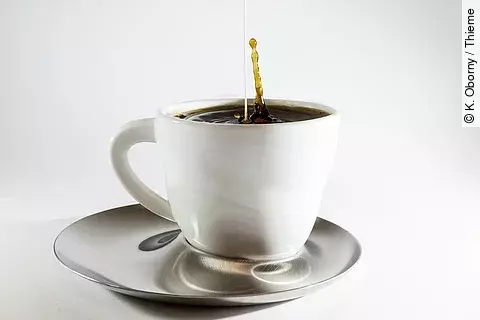 Tasse mit Kaffee auf Silbertablett