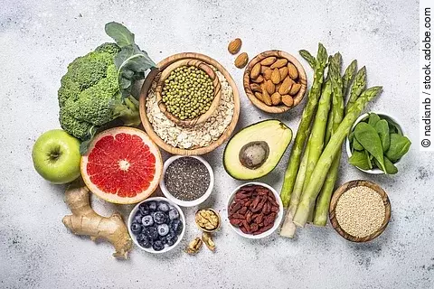 Gesunde Nahrungsmittel: Obst, Gemüse, Mandeln, Gewürze, Hülsenfrüchte, Haferflocken