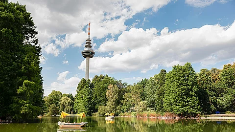 Luisenpark Mannheim mit Blick auf die Gondolettas und den Fernmeldeturm.
