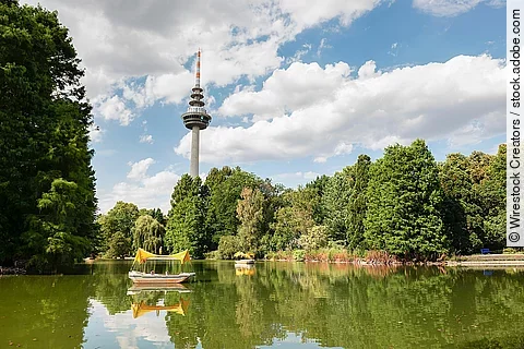 Luisenpark Mannheim mit Blick auf die Gondolettas und den Fernmeldeturm.