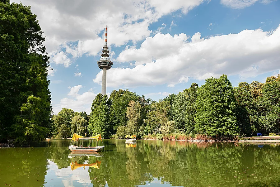 Luisenpark Mannheim mit Blick auf die Gondolettas und den Fernmeldeturm.