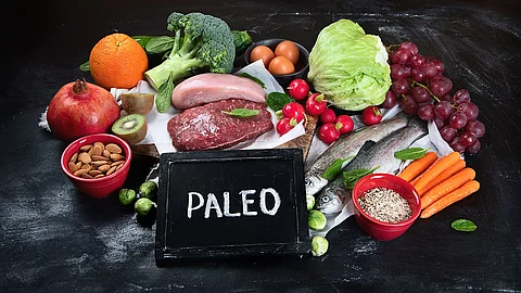 rohes Fleisch, Obst, Gemüse, Fisch - attraktiv angeordnet auf einem Schieferteller