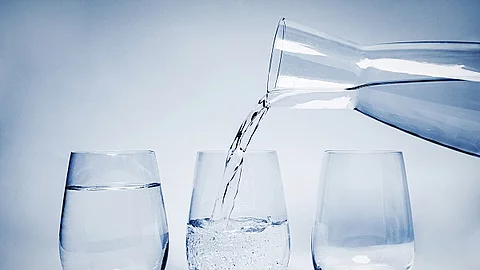 Wassergläser und Wasserkaraffe