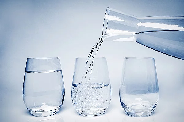 Wassergläser und Wasserkaraffe