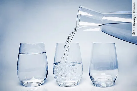 Wassergläser und Wasserkaraffe