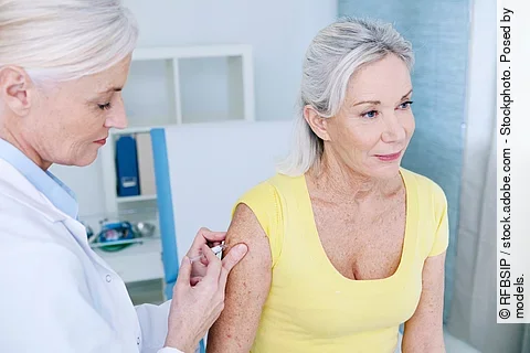 Impfung einer älteren Frau