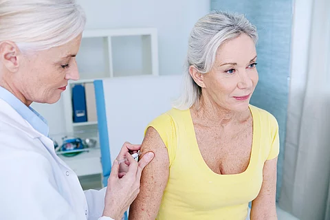 Impfung einer älteren Frau