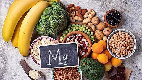 Magnesiumreiche Nahrungsmittel: Bananen, Broccoli, Nüsse, Mandeln, Hülsenfrüchte, Aprikosen