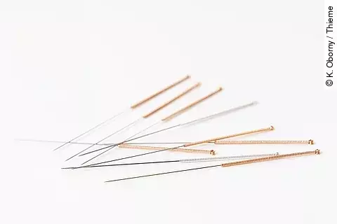 Akupunkturnadeln auf weißem Untergrund