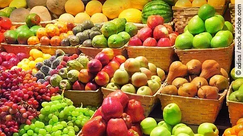 Verschiedene Früchte auf einem Marktstand