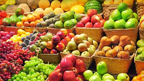 Verschiedene Früchte auf einem Marktstand
