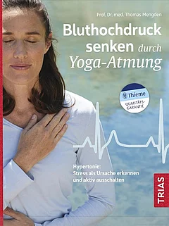 Buchcover Bluthochdruck senken. Eine Frau steht mir geschlossenen Augen vor Wasser und legt sich die rechte Hand aufs Brushbein und die linke Hand auf den Bauch.