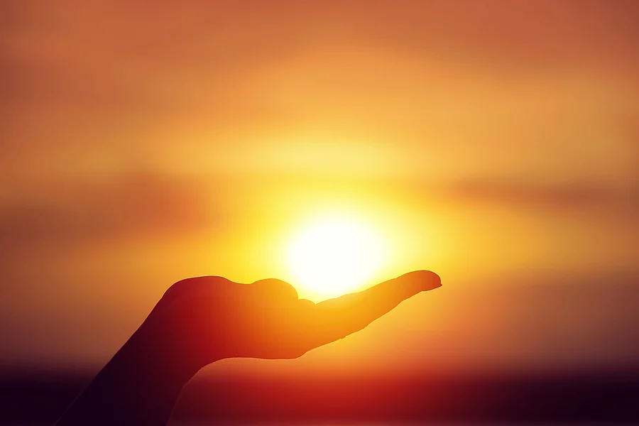 Sun on female hand Sonne auf Hand