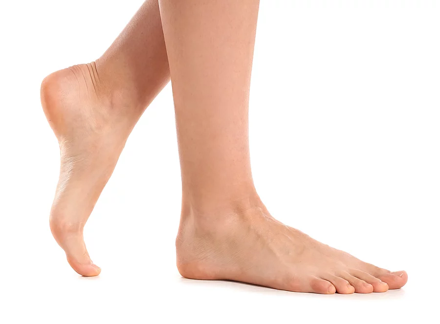 Female bare feet on white background, closeup Frauenfüße vor weißem Hintergrund