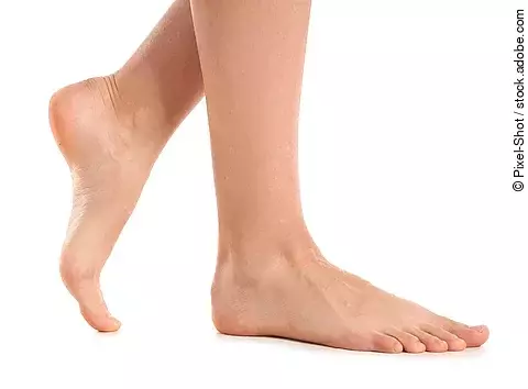 Frauenfüße vor weißem Hintergrund