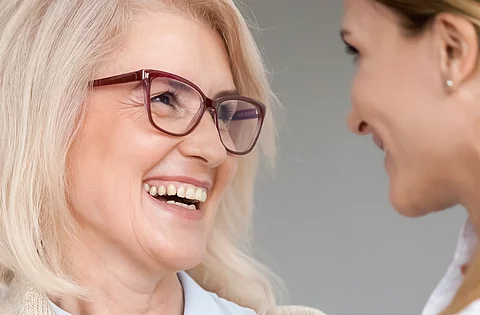 2 Frauen lachen zusammen
