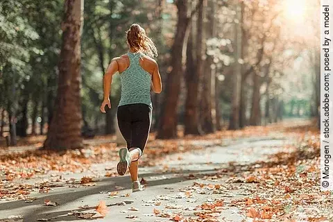 junge Frau joggt im Wald 