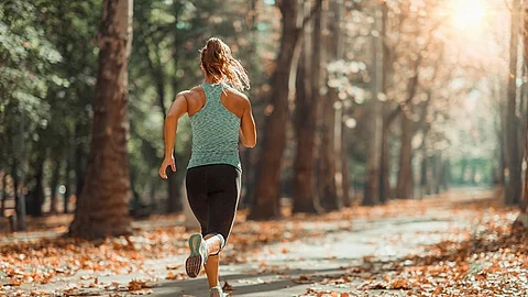 junge Frau joggt im Wald 