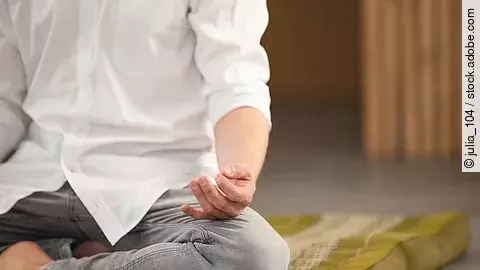 Mann meditiert im Lotussitz