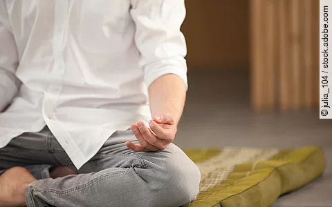 Mann meditiert im Lotussitz