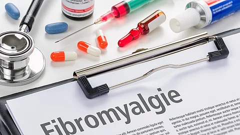 Schriftzug Fibromyalgie auf einem Blatt, welches in ein Klemmbrett gesteckt ist.