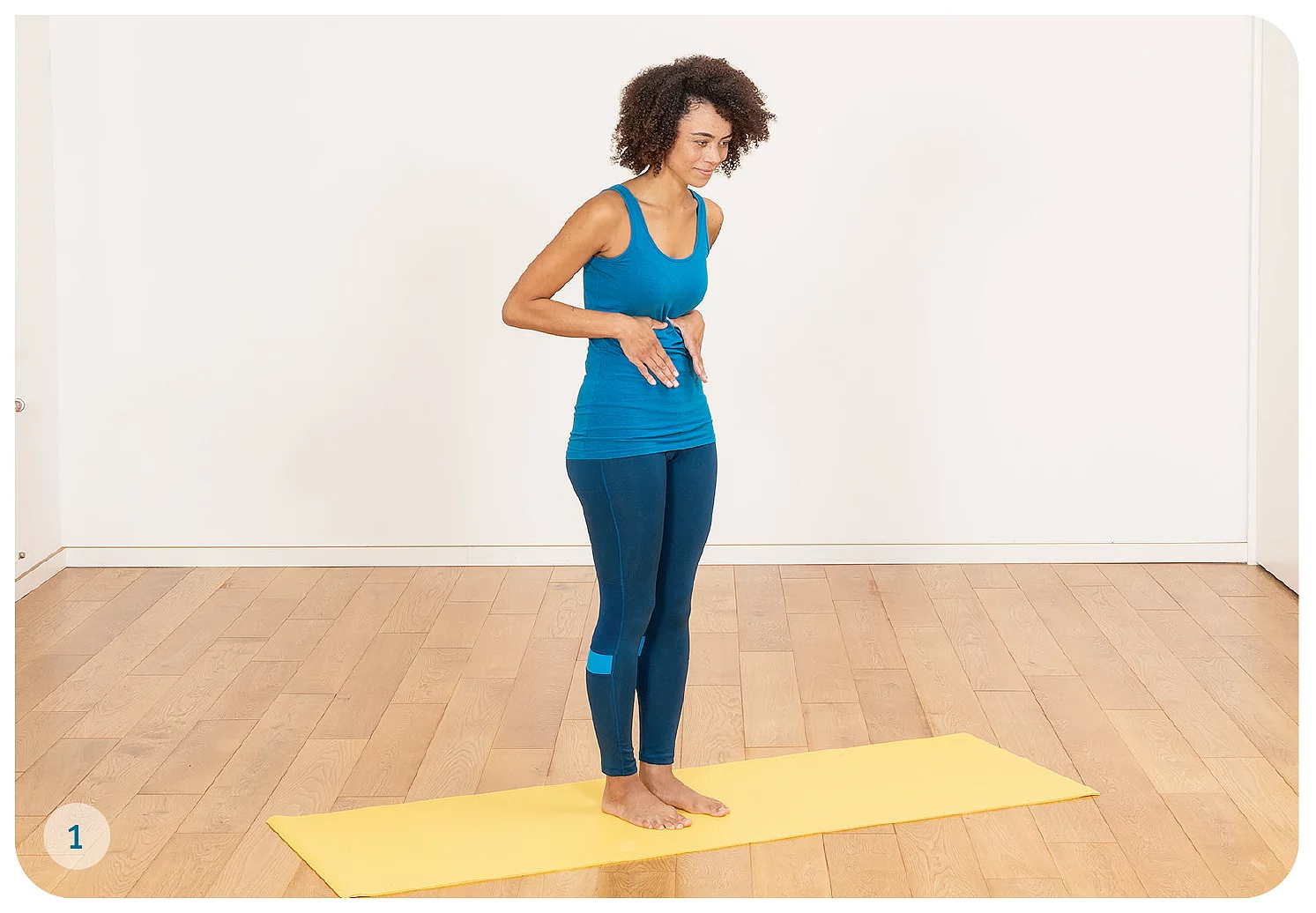 Junge Frau macht Gymastik auf Yogamatte.