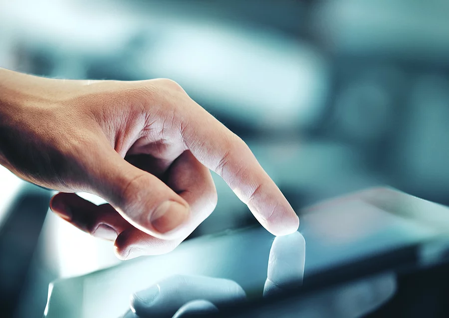 Männerhand, die einen Handy-Touchscreen bedient Männerhand, die einen Handy-Touchscreen bedient