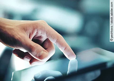 Männerhand, die einen Handy-Touchscreen bedient