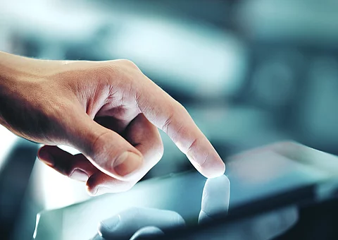 Männerhand, die einen Handy-Touchscreen bedient