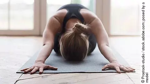 Frau auf Yogamatte, Kind-Asana