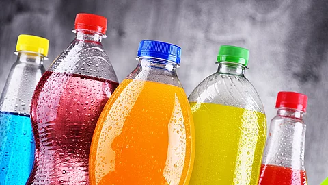 Bunte Softdrinks in Plastikflaschen