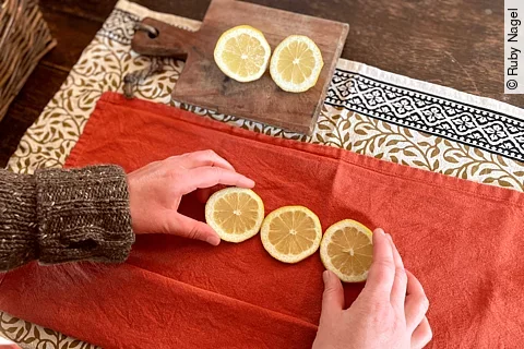 Zitronenscheiben auf einem Baumwolltuch
