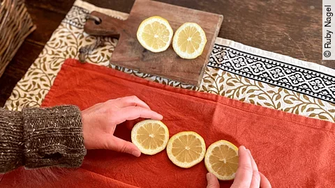Zitronenscheiben auf einem Baumwolltuch