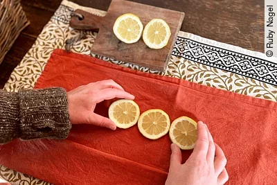 Zitronenscheiben auf einem Baumwolltuch