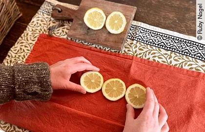 Zitronenscheiben auf einem Baumwolltuch