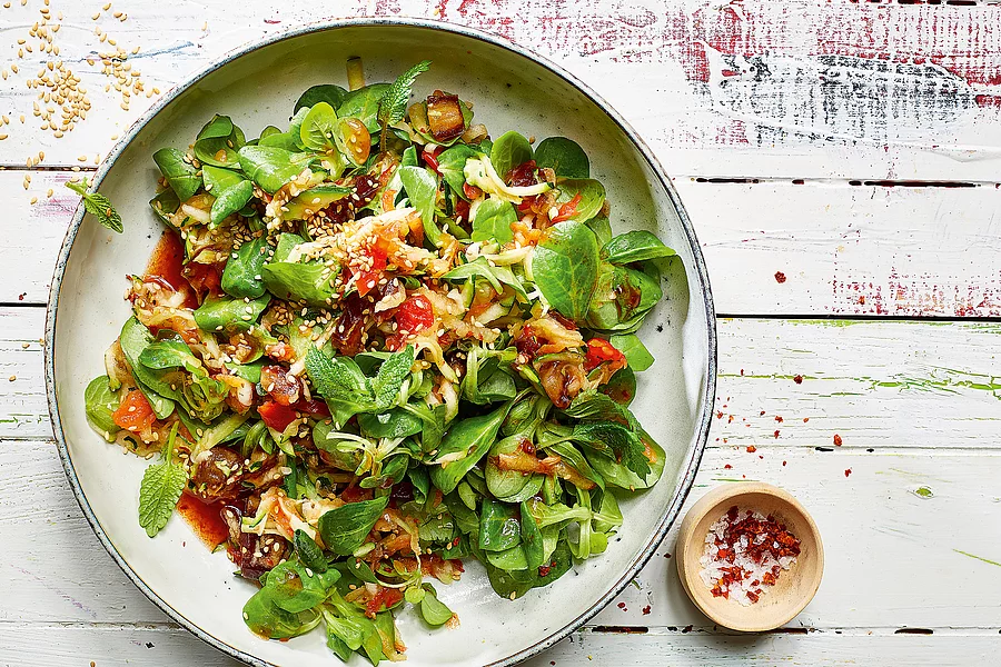 Feldsalat mit Paprika und Apfel