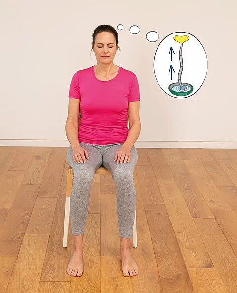 Frau sitz auf Stuhl und macht Übung für den Beckenboden.