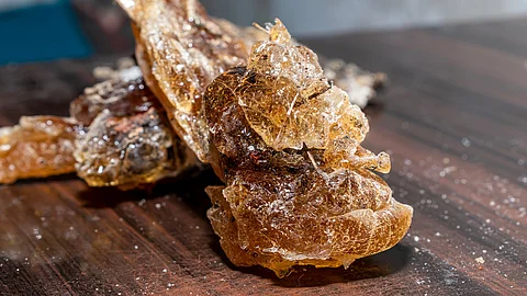 Gummi arabicum auf Holzuntergrund