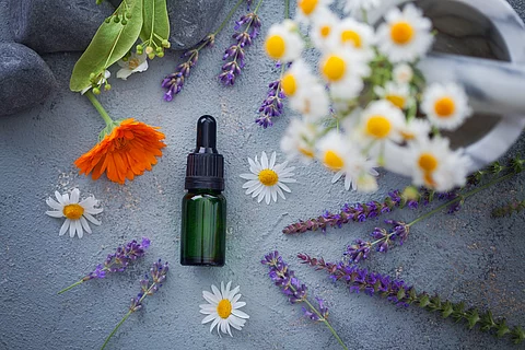 Kamillenblüten, Braunfläschchen mit ätherischem Öl