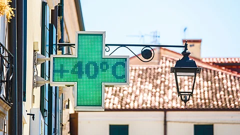Straßenthermometer zeigt + 40 Grad an