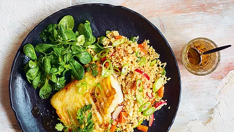 Kabeljau auf Gemüse-Couscous mit Kräutersalat