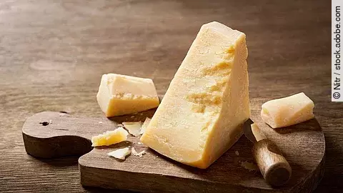 parmesan cheese on a wooden board Parmesankäse auf einem Holzbrett