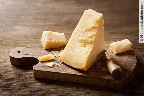 Parmesankäse auf einem Holzbrett