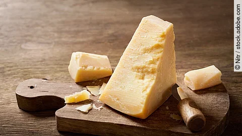 Parmesankäse auf einem Holzbrett
