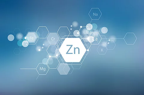 Abkürzung für Zink "Zn" in Grafik mit blauem Hintergrund.