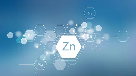 Abkürzung für Zink "Zn" in Grafik mit blauem Hintergrund.