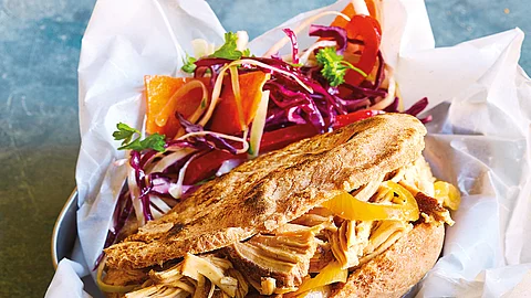 Pulled Turkey im Pfannenbrot mit Rainbow Slaw